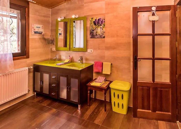 Casas Al Pie Del Arbol * Cuzcurrita de Juarros